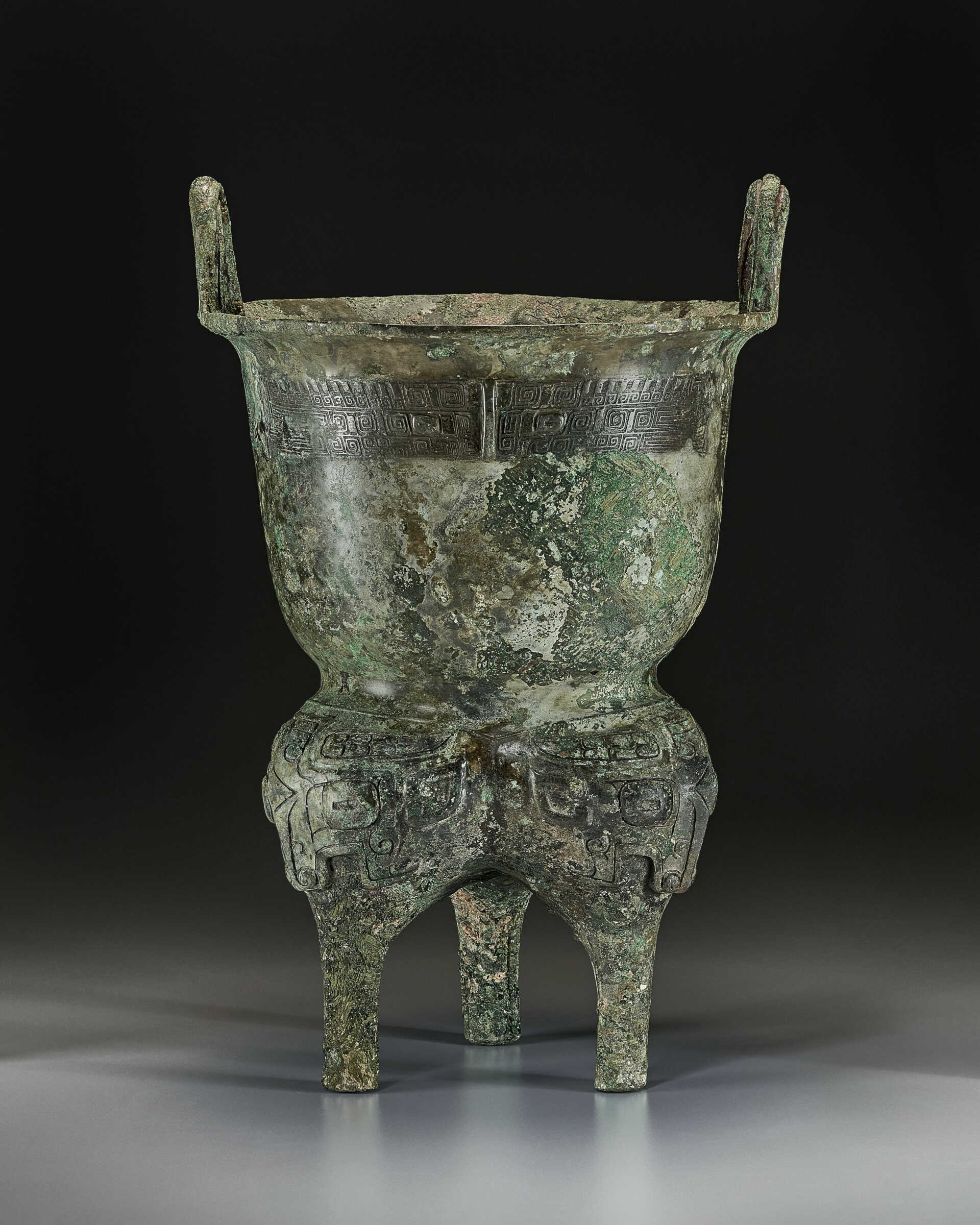 A LARGE BRONZE RITUAL TRIPOD STEAMER, YAN