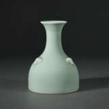 A VERY RARE CELADON-GLAZED TRUNCATED BOTTLE VASE - Foto 2