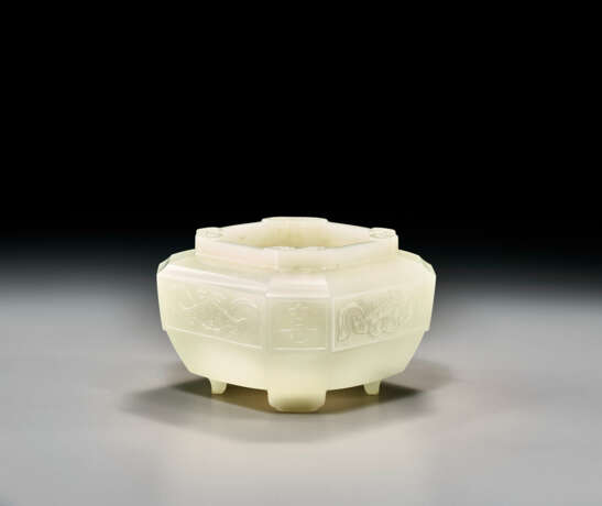 AN UNUSUAL WHITE JADE FACETED WATER POT - фото 1