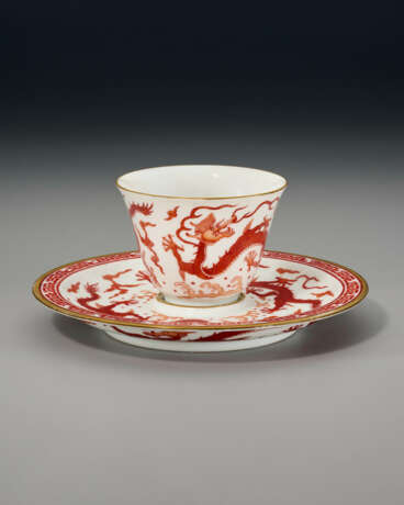 A VERY RARE IRON-RED-DECORATED SGRAFFIATO `DRAGON` CUP AND SAUCER - Foto 1