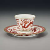 A VERY RARE IRON-RED-DECORATED SGRAFFIATO `DRAGON` CUP AND SAUCER - Foto 1