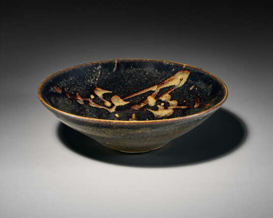 A PAINTED JIZHOU `BLOSSOMING PLUM AND CRESCENT MOON` BOWL - Foto 1