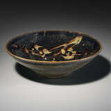 A PAINTED JIZHOU `BLOSSOMING PLUM AND CRESCENT MOON` BOWL - Foto 1