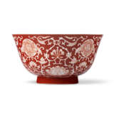 A CORAL-GROUND RESERVE-DECORATED `LOTUS` BOWL - Foto 1