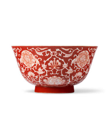 A CORAL-GROUND RESERVE-DECORATED `LOTUS` BOWL - Foto 1