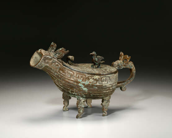 A VERY RARE BRONZE RITUAL POURING VESSEL AND COVER, YI - фото 1