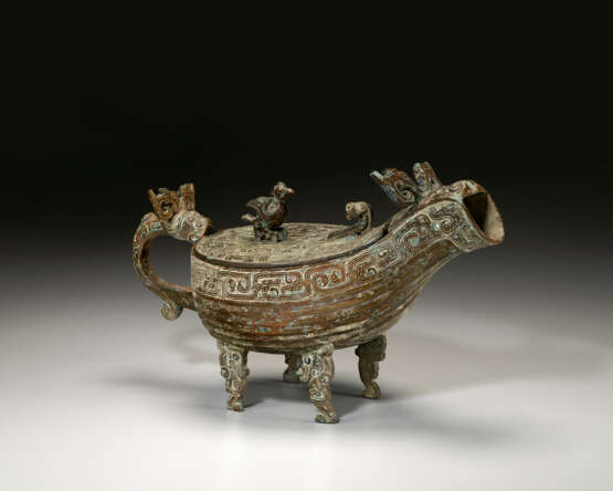 A VERY RARE BRONZE RITUAL POURING VESSEL AND COVER, YI - фото 2