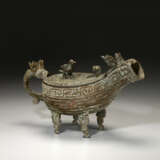 A VERY RARE BRONZE RITUAL POURING VESSEL AND COVER, YI - фото 2