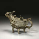 A VERY RARE BRONZE RITUAL POURING VESSEL AND COVER, YI - фото 3