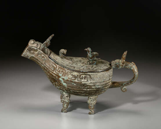 A VERY RARE BRONZE RITUAL POURING VESSEL AND COVER, YI - фото 4