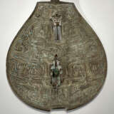 A VERY RARE BRONZE RITUAL POURING VESSEL AND COVER, YI - photo 5