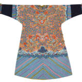 A RARE KESI APRICOT-GROUND TWELVE-SYMBOL ‘DRAGON’ ROBE - Foto 2