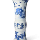 A BLUE AND WHITE `PHOENIX TAIL` VASE - Foto 1