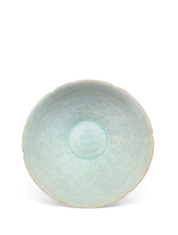 AN INCISED QINGBAI `FISH AND WAVES` BOWL - Foto 1