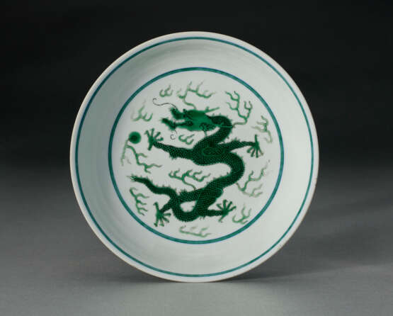 A GREEN-ENAMELED `DRAGON` DISH - photo 1