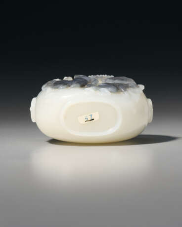 A CARVED GREY AND WHITE JADE SNUFF BOTTLE - фото 3