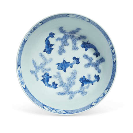 A LARGE FINELY DECORATED BLUE AND WHITE `LANDSCAPE` BOWL - фото 2