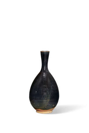 A BLACK-GLAZED BOTTLE VASE - photo 1