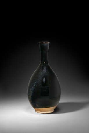 A BLACK-GLAZED BOTTLE VASE - фото 2