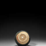 A BLACK-GLAZED BOTTLE VASE - photo 3