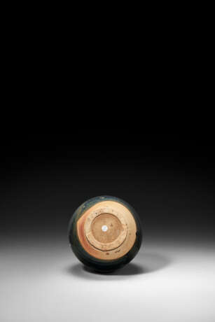 A BLACK-GLAZED BOTTLE VASE - Foto 3