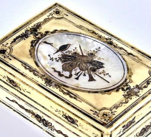 Ivory box with mother-of-pearl inlay. Pearl 19th century - photo 3