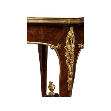 Table de salon elegante avec un plateau en marbre. Placage d'acajou Rococo Early 20th century - photo 4