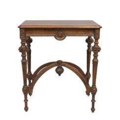 Table basse en noyer de style Napoleon III. 