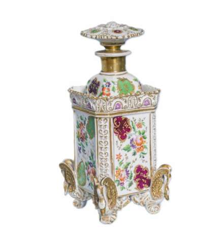 Perfume bottle made of French polychrome and gilded porcelain. Jacob Petit 19th century Porcelain Hand Painted Gilding Napoleon III 19th century - photo 1