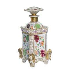 Flacon &agrave; parfum en porcelaine fran&ccedil;aise polychrome et dor&eacute;e. Jacob Petit 19&egrave;me si&egrave;cle 