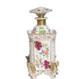 Perfume bottle made of French polychrome and gilded porcelain. Jacob Petit 19th century Porcelain Hand Painted Gilding Napoleon III 19th century - photo 2