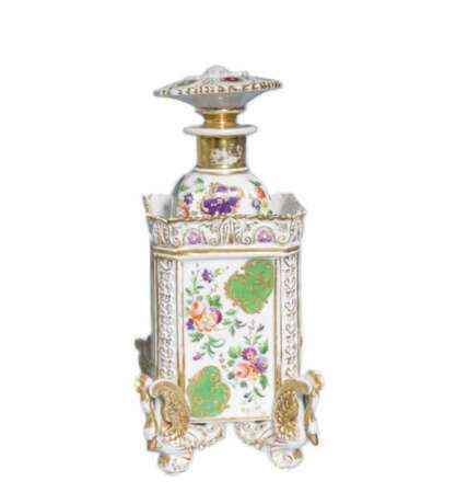 Perfume bottle made of French polychrome and gilded porcelain. Jacob Petit 19th century Porcelain Hand Painted Gilding Napoleon III 19th century - photo 3