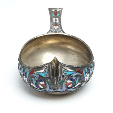 Kovsh en argent russe avec un motif en email. Strulev Nikolai Fedorovich. 1896 Silver 84 Cloisonné enamel Gilding Neo-Russian Late 19th century - photo 6