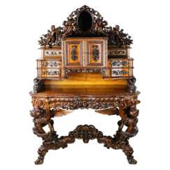 Magnifique bureau sculpte de style baroque neo-gothique. France 19&egrave;me si&egrave;cle. 