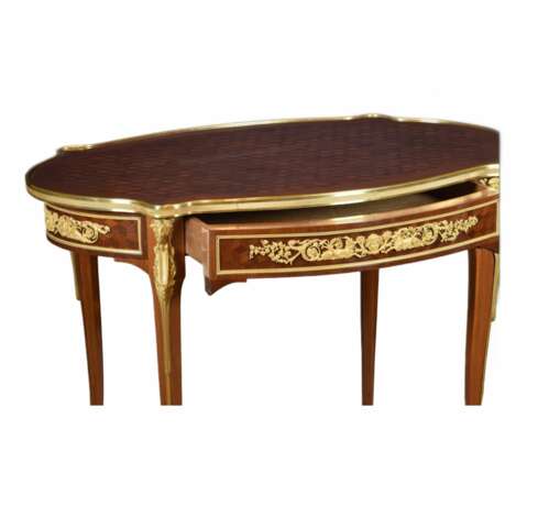 Table basse ovale de style Louis XVI mod&egrave;le Adam Weisweiler. France 19&egrave;me si&egrave;cle Mahogany and Gilded bronze mercury 19th century - Foto 4