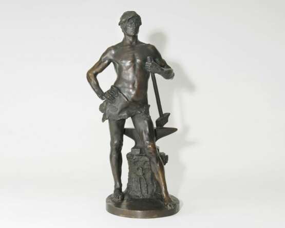 Große Figur 'Schmied mit Hammer am Amboss' - фото 1