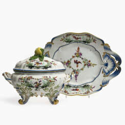 A tureen and présentoir with bird decoration