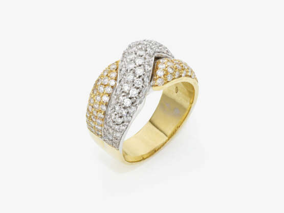 A ring with brilliant-cut diamonds - фото 1