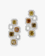 Bijoux d'oreille. A pair of expressive drop earrings decorated with natural, multi-coloured fancy yellow diamonds and white brilliant-cut diamonds