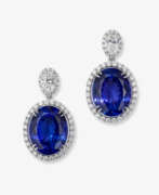 Bijoux d'oreille. A pair of drop earrings with tanzanites and diamonds