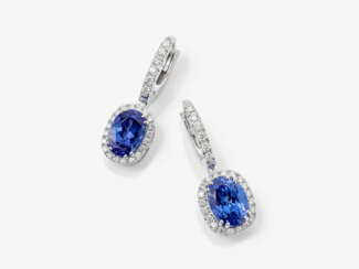 Classic drop earrings decorated with very fine tanzanites and brilliant-cut diamonds