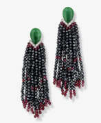 Bijoux d'oreille. Trendy tassel earrings decorated with haematite- and garnet beads as well as brilliant-cut diamonds and imperial jade