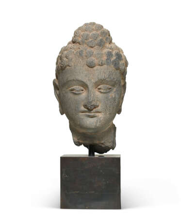 A GREY SCHIST HEAD OF BUDDHA - photo 1