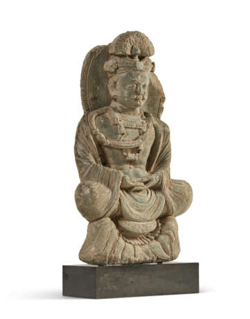 A GREEN SCHIST FIGURE OF A BODHISATTVA - фото 2