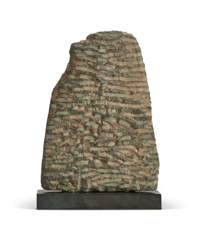 A GREEN SCHIST FIGURE IN A NICHE - Foto 3