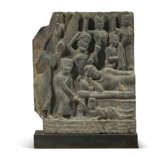 A GREY SCHIST FRIEZE OF PARINIRVANA - Foto 1