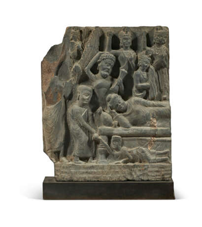 A GREY SCHIST FRIEZE OF PARINIRVANA - Foto 1