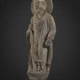 A RARE AND MONUMENTAL INSCRIBED GREY SCHIST FIGURE OF BUDDHA - Foto 3