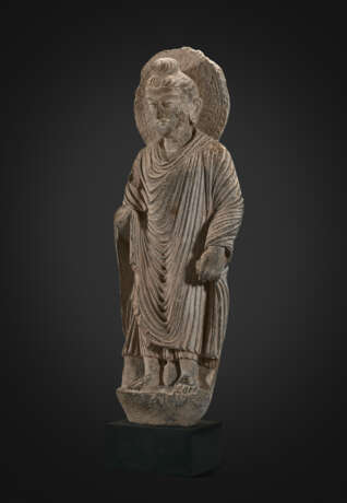 A RARE AND MONUMENTAL INSCRIBED GREY SCHIST FIGURE OF BUDDHA - Foto 3