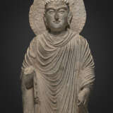 A RARE AND MONUMENTAL INSCRIBED GREY SCHIST FIGURE OF BUDDHA - Foto 6